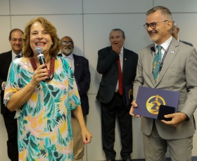 Reitora e pesquisadores da UnB recebem homenagem da Agência Espacial Brasileira. Foto: Agência Espacial Brasileira. 10/02/2023
